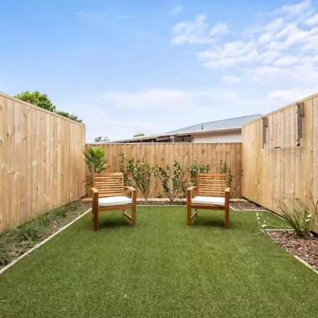 Modern And Bright Auckland 2 Bed Villa